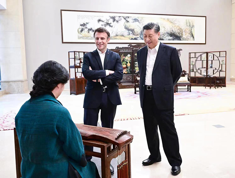 2023年4月7日下午，習(xí)近平主席在廣東省廣州市松園同法國總統(tǒng)馬克龍舉行非正式會(huì)晤。這是兩國元首在白云廳欣賞古琴演奏。