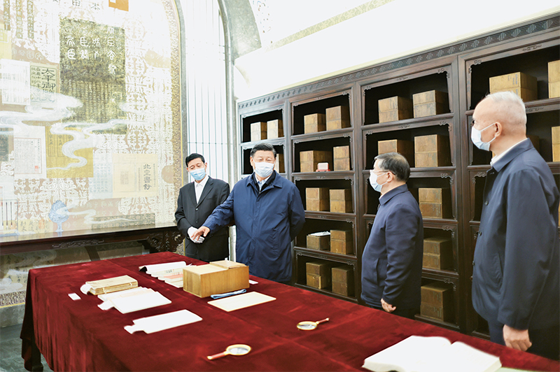 2023年6月1日，習(xí)近平總書記在中國國家版本館考察時(shí)，在蘭臺(tái)洞庫了解館藏精品版本保存情況。