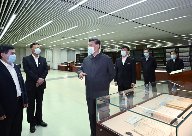 2022年4月25日，習(xí)近平來到中國(guó)人民大學(xué)考察調(diào)研。這是他在圖書館考察。