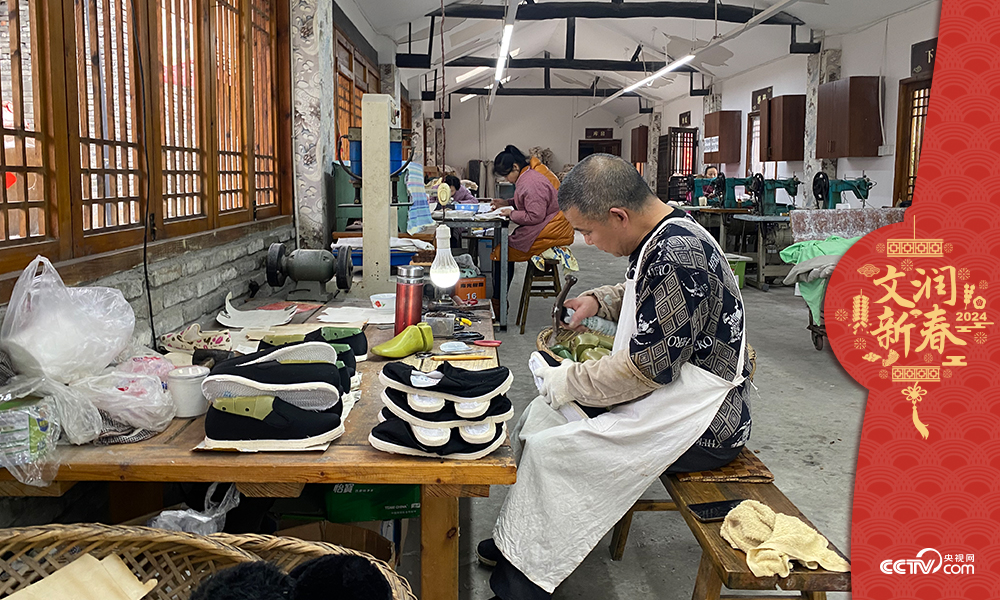 唐昌布鞋坊內(nèi)的工人正在趕制布鞋 王凡攝
