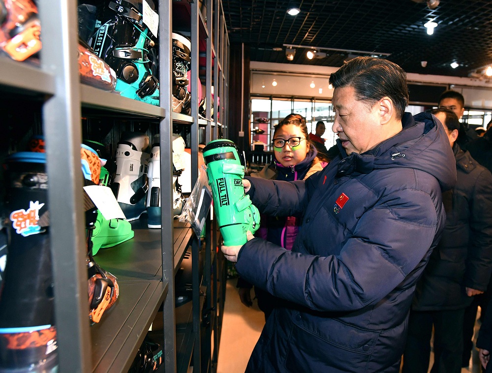 2017年1月23日，習(xí)近平總書記在河北省張家口市云頂滑雪場雪具大廳了解各式雪具的不同功用。