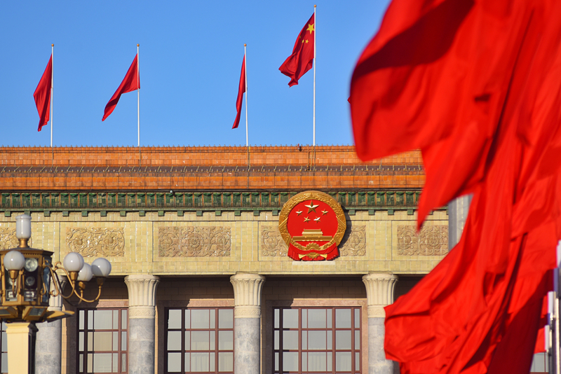 2024年3月8日，北京上空現(xiàn)“兩會(huì)藍(lán)”，人民大會(huì)堂前紅旗飄揚(yáng)。