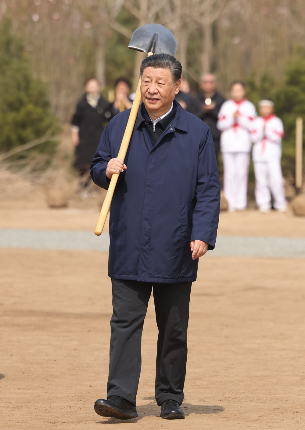 2024年4月3日，黨和國家領(lǐng)導(dǎo)人習(xí)近平、李強(qiáng)、趙樂際、王滬寧、蔡奇、丁薛祥、李希、韓正等來到北京市通州區(qū)潞城鎮(zhèn)參加首都義務(wù)植樹活動(dòng)。這是習(xí)近平扛起鐵鍬走向植樹地點(diǎn)。新華社記者 龐興雷 攝