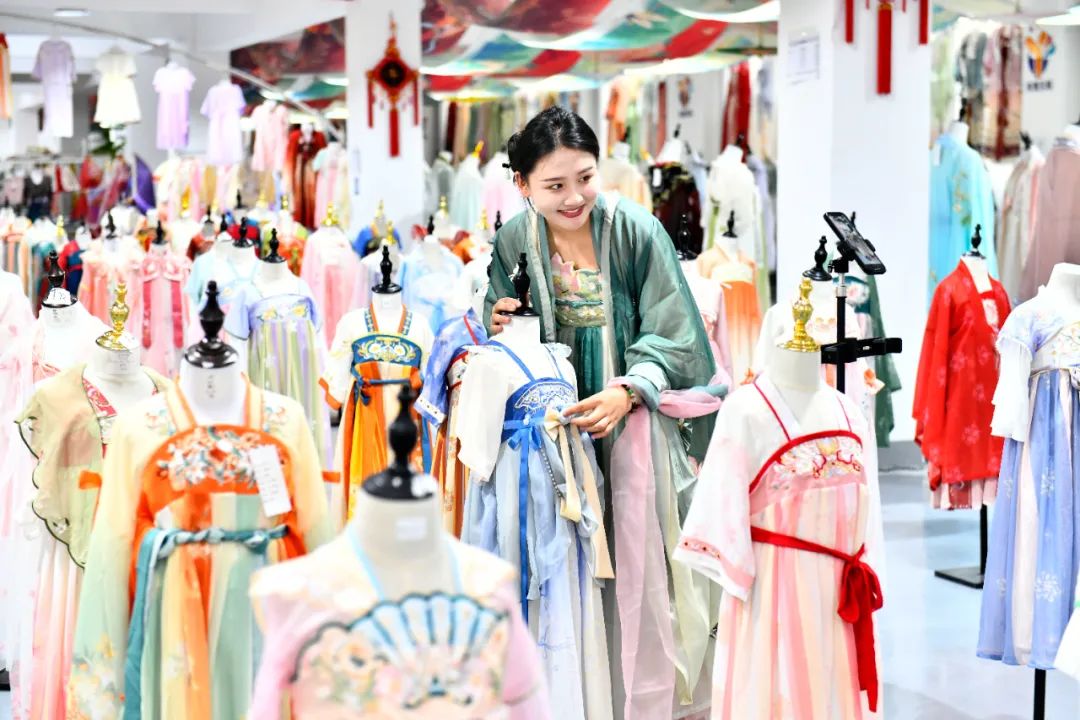 在曹縣安蔡樓鎮(zhèn)有愛(ài)云倉(cāng)漢服基地，女主播在直播推介兒童漢服 郭緒雷 攝