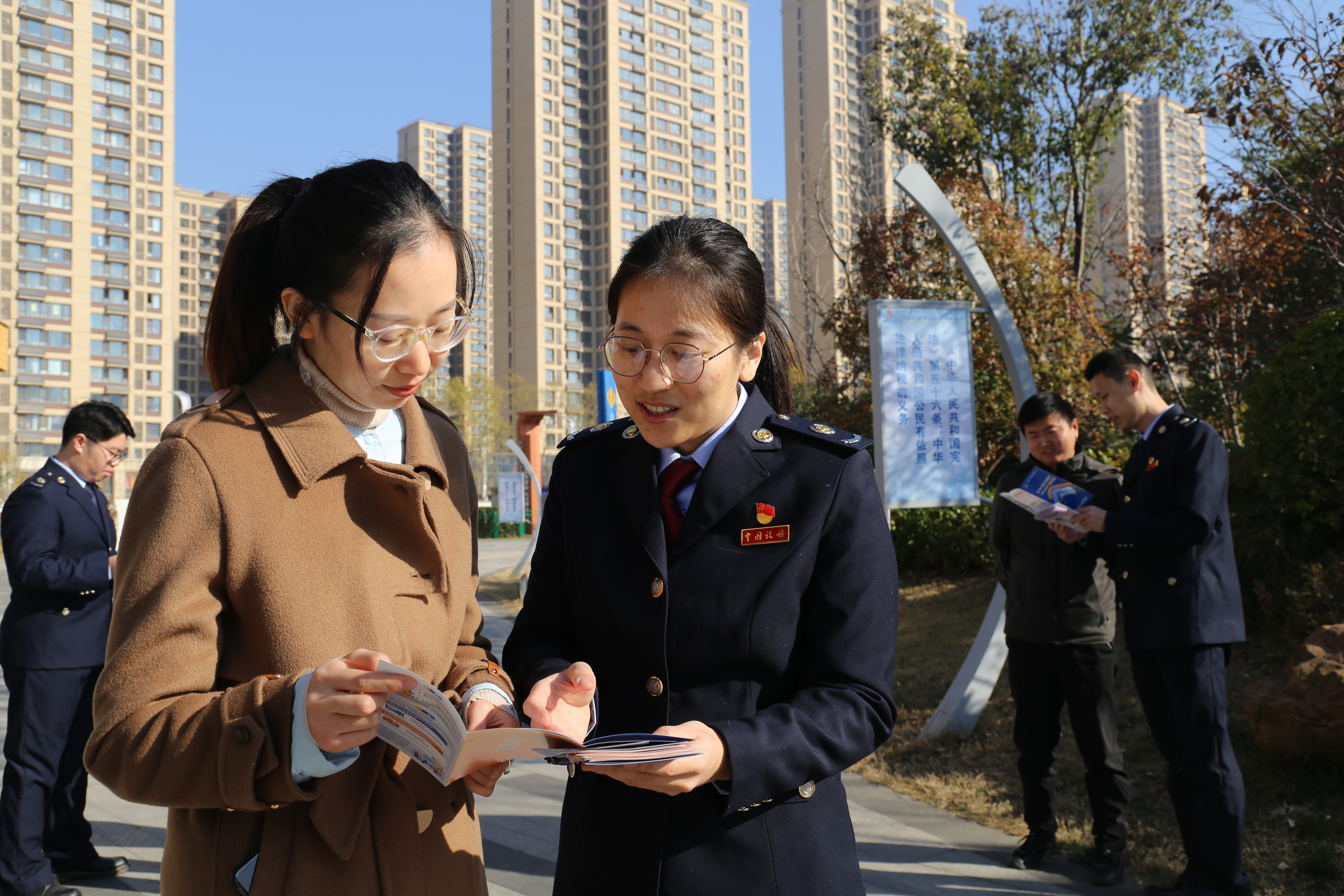稅法宣傳進(jìn)公園，服務(wù)群眾“零距離”