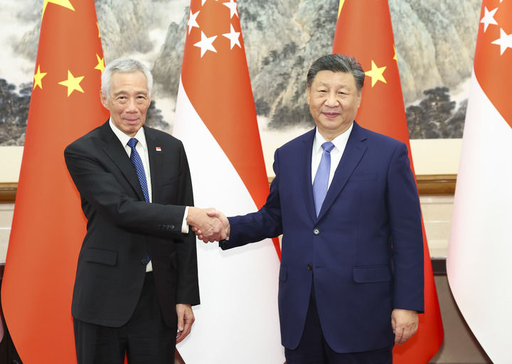 習(xí)近平會見新加坡國務(wù)資政李顯龍