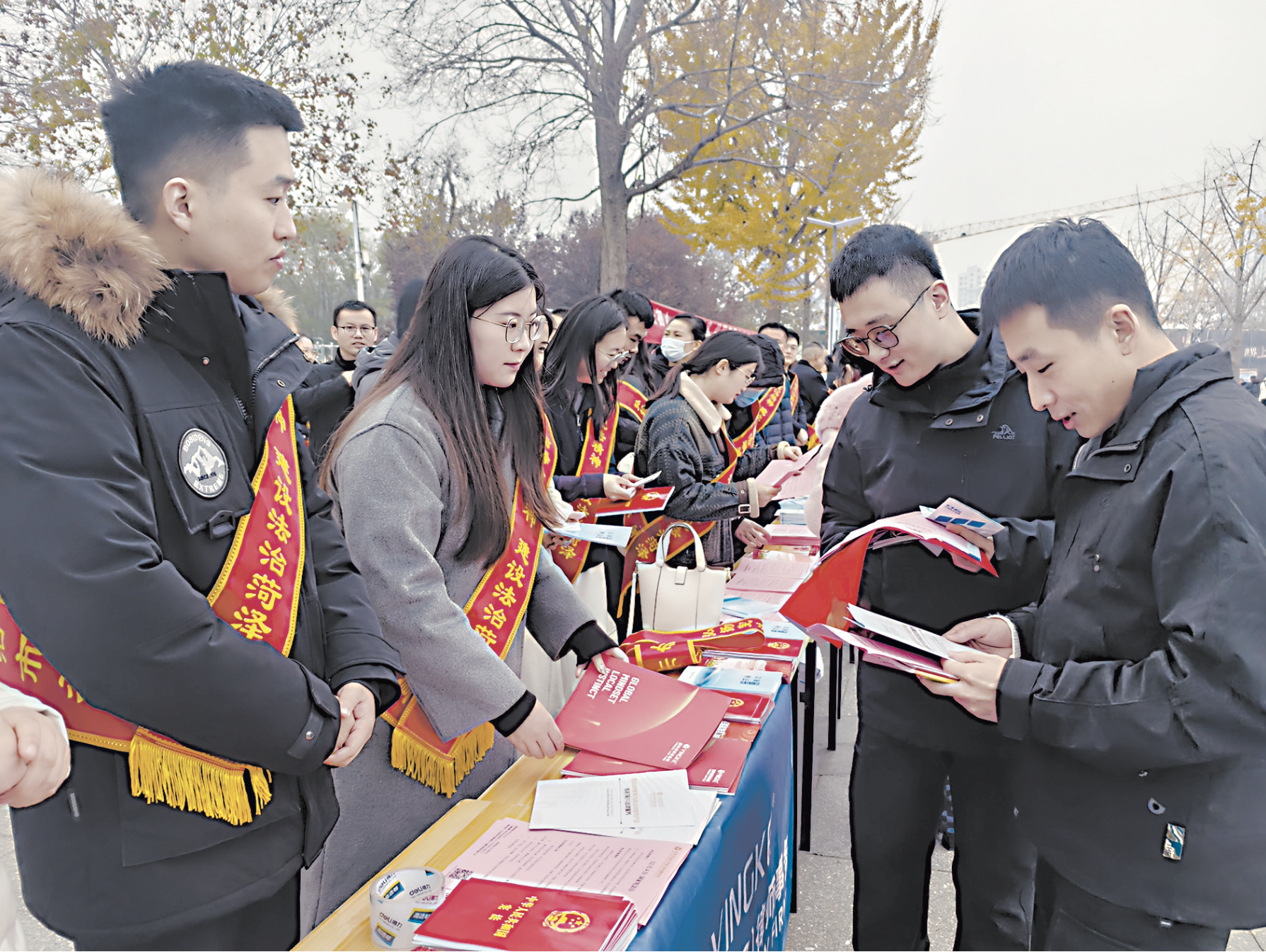 弘揚(yáng)憲法精神 共筑法治社會(huì)