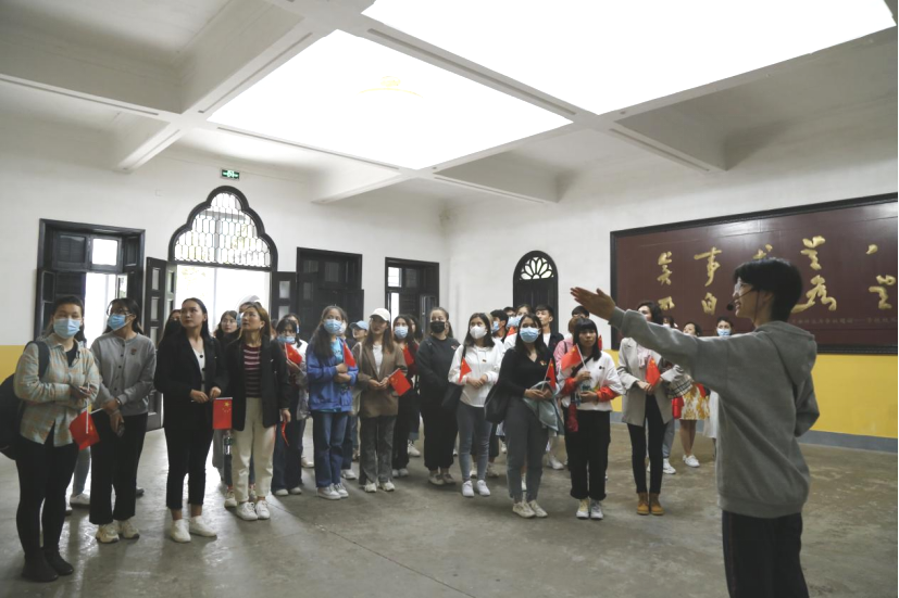 2021年5月20日，在喜迎中國共產(chǎn)黨建黨100周年之際，我校開展了少數(shù)民族學(xué)生“學(xué)黨史、感恩黨、跟黨走”紅色研學(xué)活動。