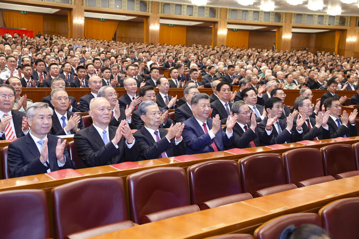 慶祝中華人民共和國成立75周年音樂會在京舉行 習(xí)近平等黨和國家領(lǐng)導(dǎo)人出席觀看