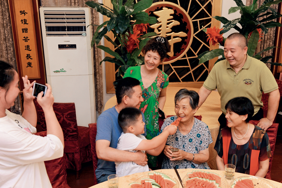 2019年9月13日，浙江南潯久安老年城餐廳， 84歲的沈學安老人（前右二）和前來看望她的親人歡聚