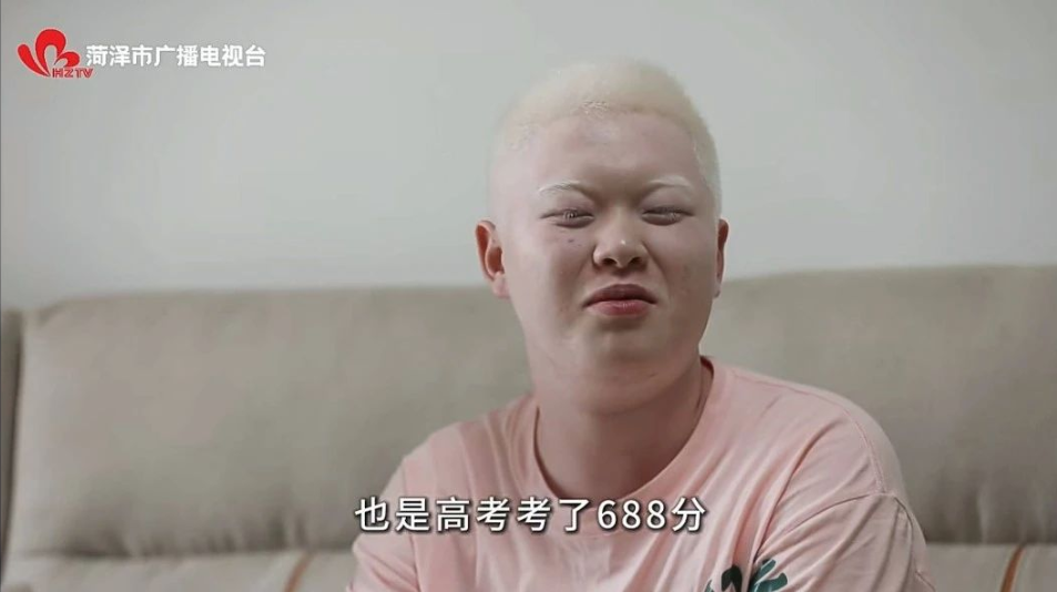 用望遠鏡看黑板的男孩，688分考上清華大學(xué)！