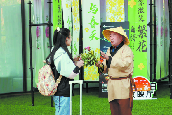 菏澤“送花郎”街頭送吉祥