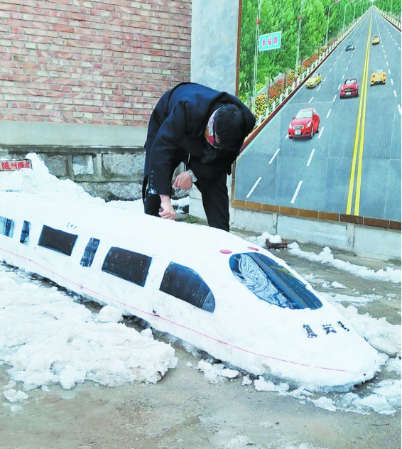 用雪堆“高鐵”，喊話游子回家過年