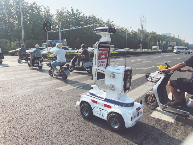 交警智能勸導(dǎo)機(jī)器人“小安”上崗啦