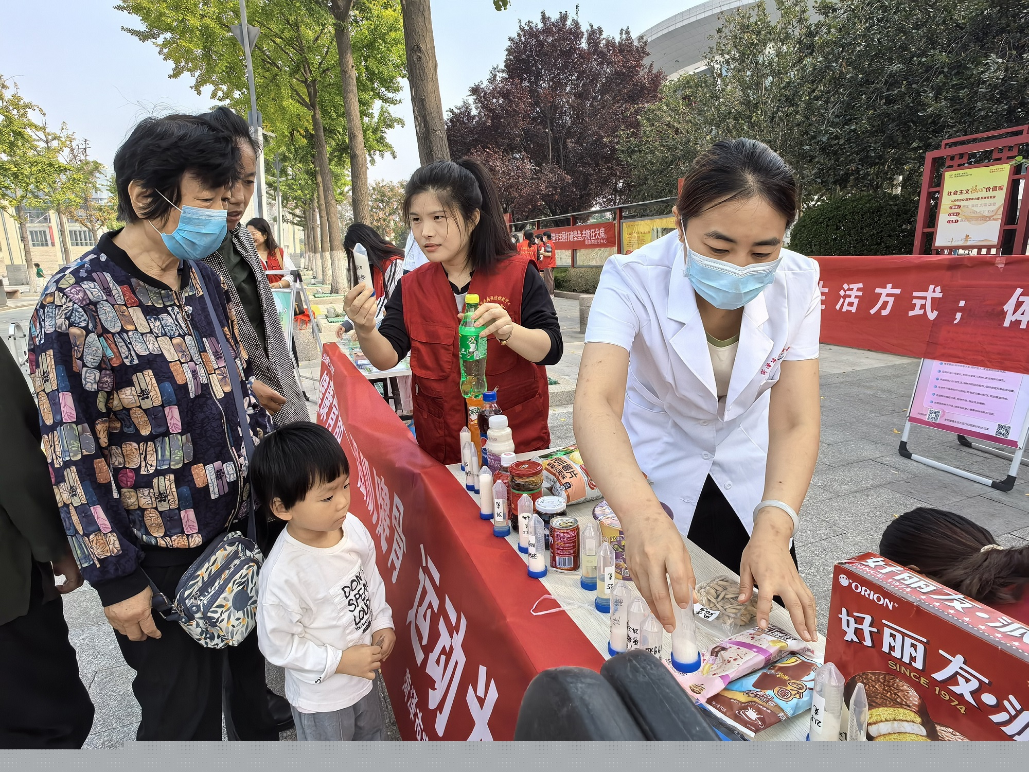 市疾控中心開展全民健康生活方式宣傳月活動