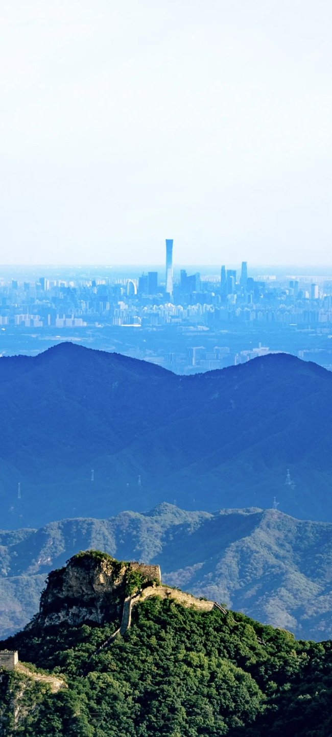 從長(zhǎng)城上遠(yuǎn)眺，北京中央商務(wù)區(qū)清晰可見。（攝影：魯夢(mèng)晗 王佰龍）