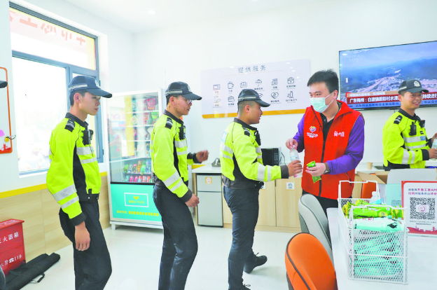 “清涼一百”關(guān)愛戶外勞動者