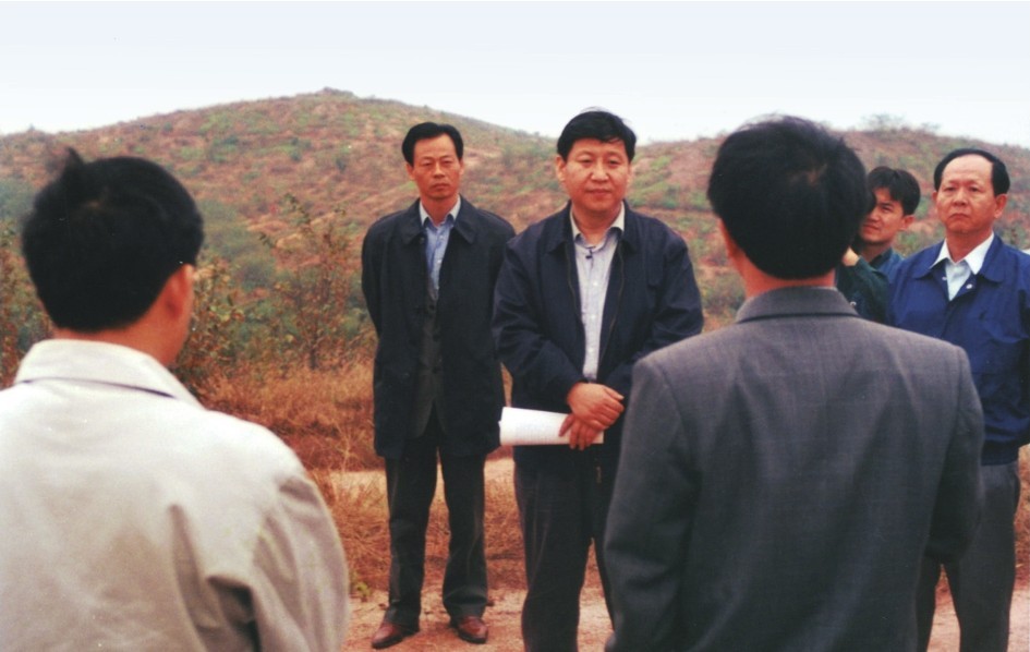 1999年11月，習(xí)近平在龍巖市長汀縣河田水土流失治理區(qū)調(diào)研。圖源：《習(xí)近平在福建（下）》