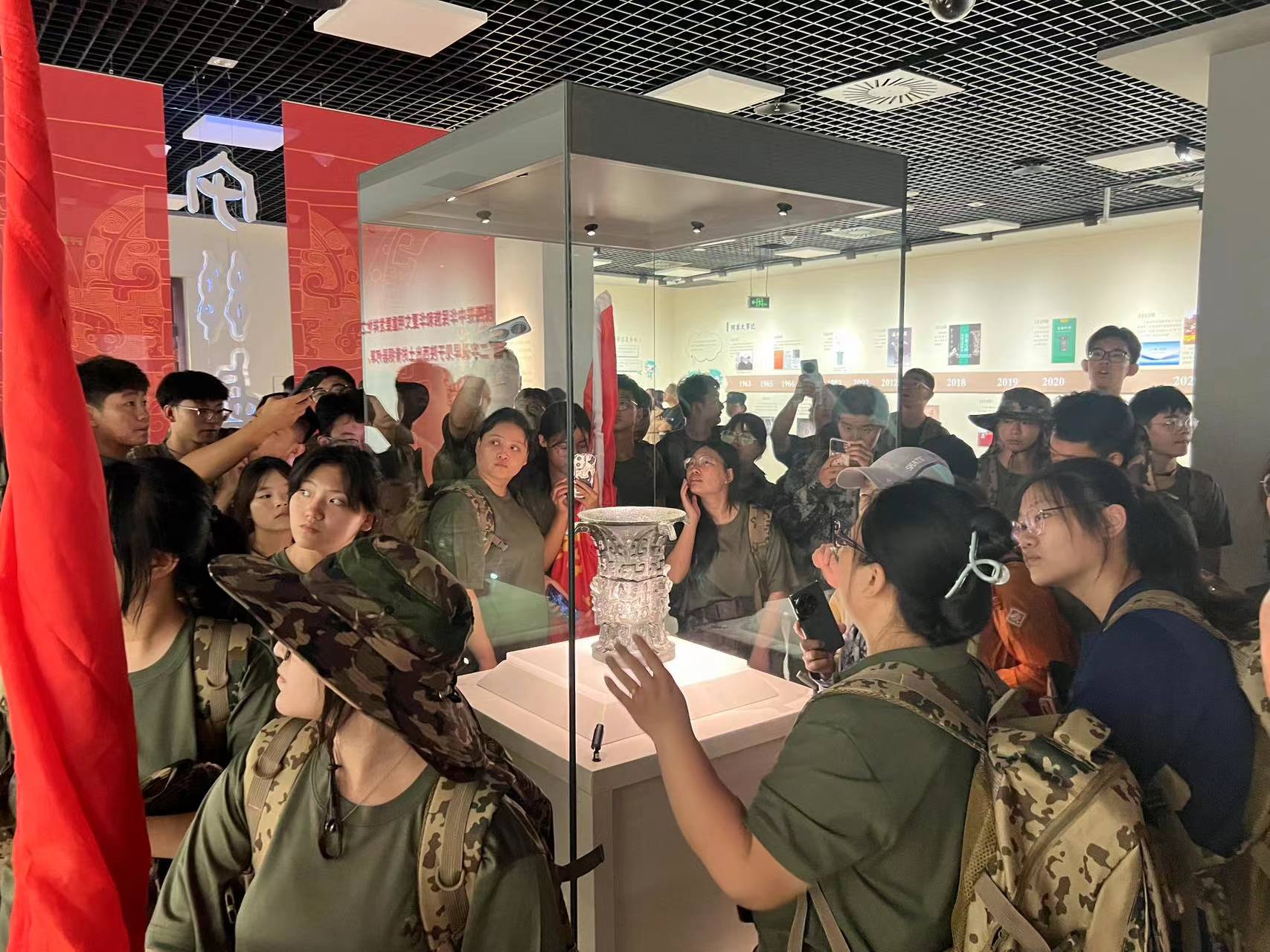 明星文物“何尊”吸引了大量游客參觀。寶雞青銅器博物院供圖
