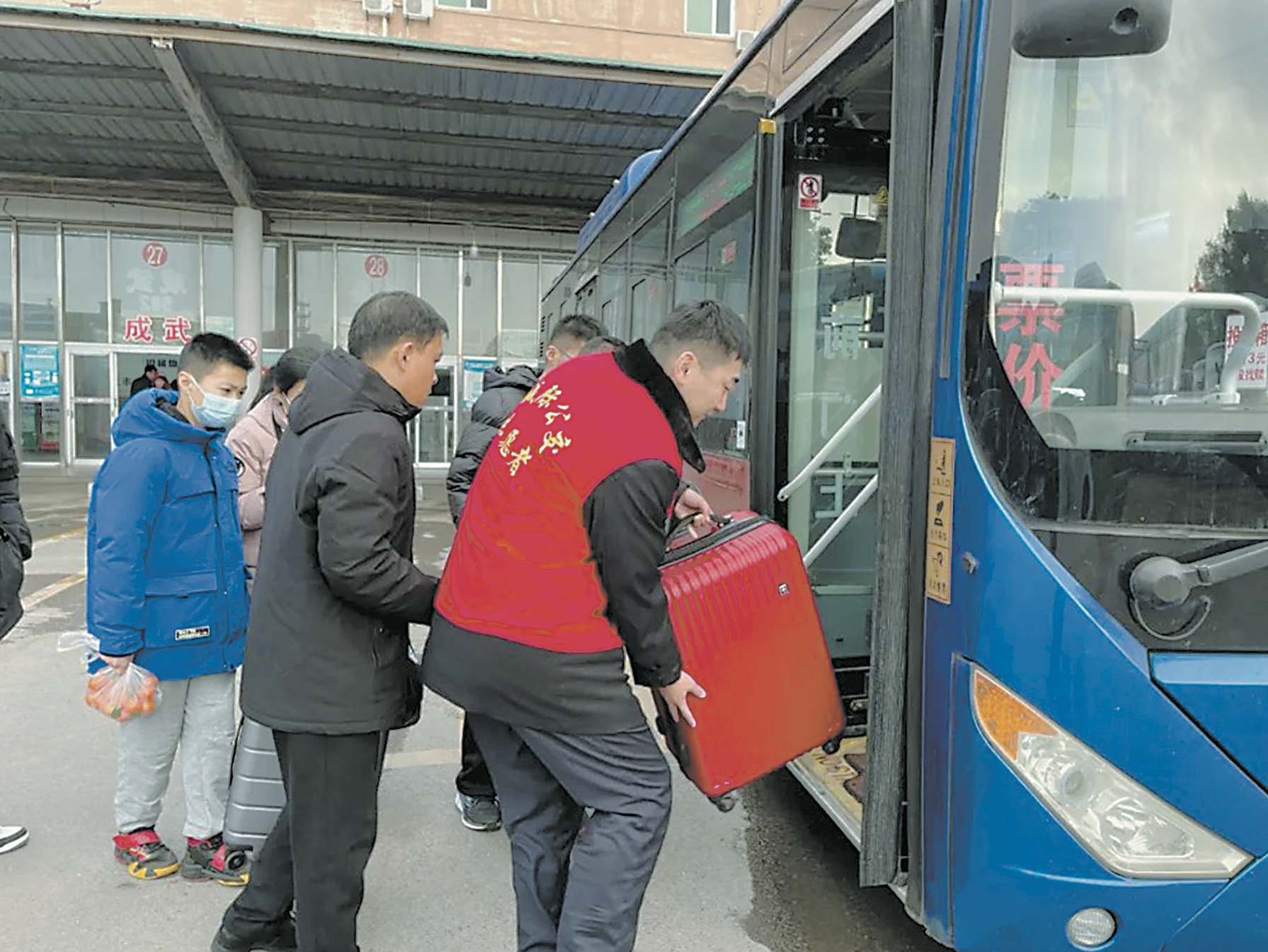 “我們一直在路上，只為乘客合家團(tuán)圓”
