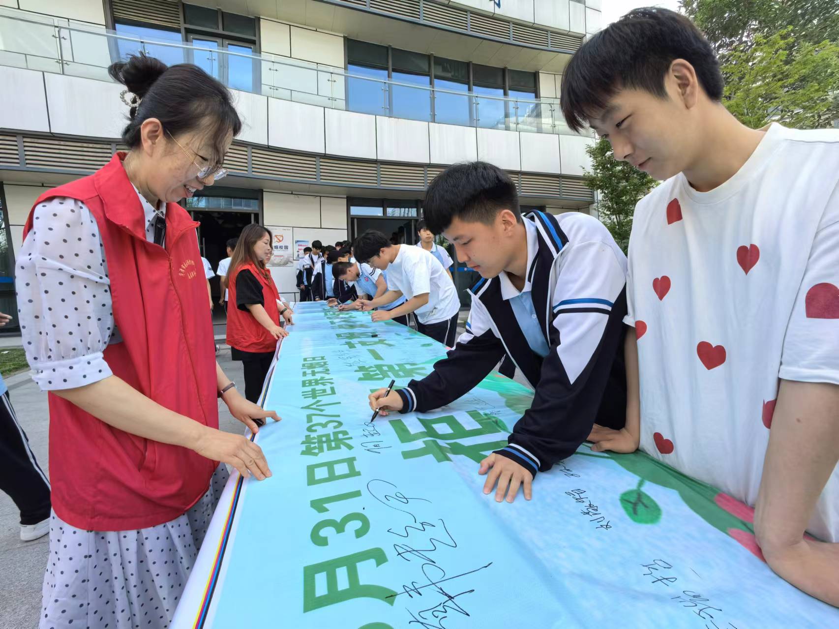 市疾控中心走進(jìn)校園開展“吸煙有害健康”宣講活動(dòng)