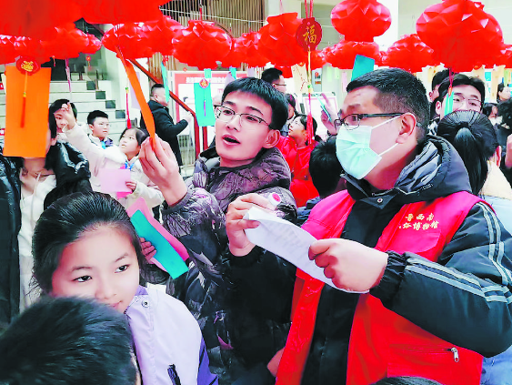 菏澤報業(yè)小記者猜燈謎慶元宵