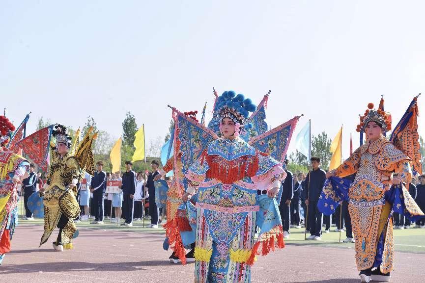 這所大學(xué)的運(yùn)動會開幕式有“戲”