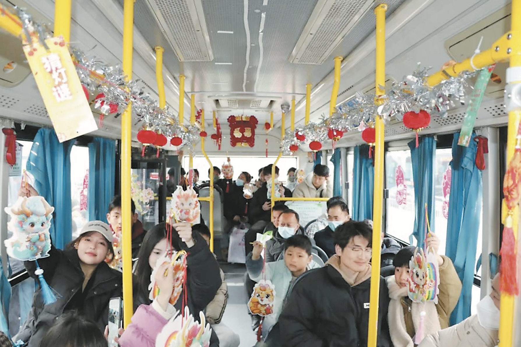 公交“鬧”元宵 民俗滿車廂
