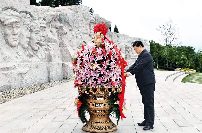 2021年4月25日至27日，中共中央總書記、國家主席、中央軍委主席習(xí)近平在廣西考察。這是25日上午，習(xí)近平在位于桂林市全州縣的紅軍長征湘江戰(zhàn)役紀(jì)念園，向湘江戰(zhàn)役紅軍烈士敬獻(xiàn)花籃。 新華社記者 謝環(huán)馳/攝