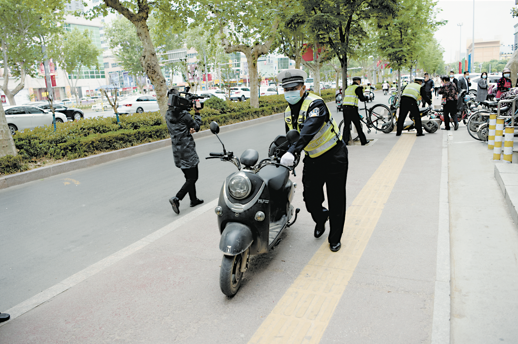 交警出重拳整治電動(dòng)自行車(chē)亂象