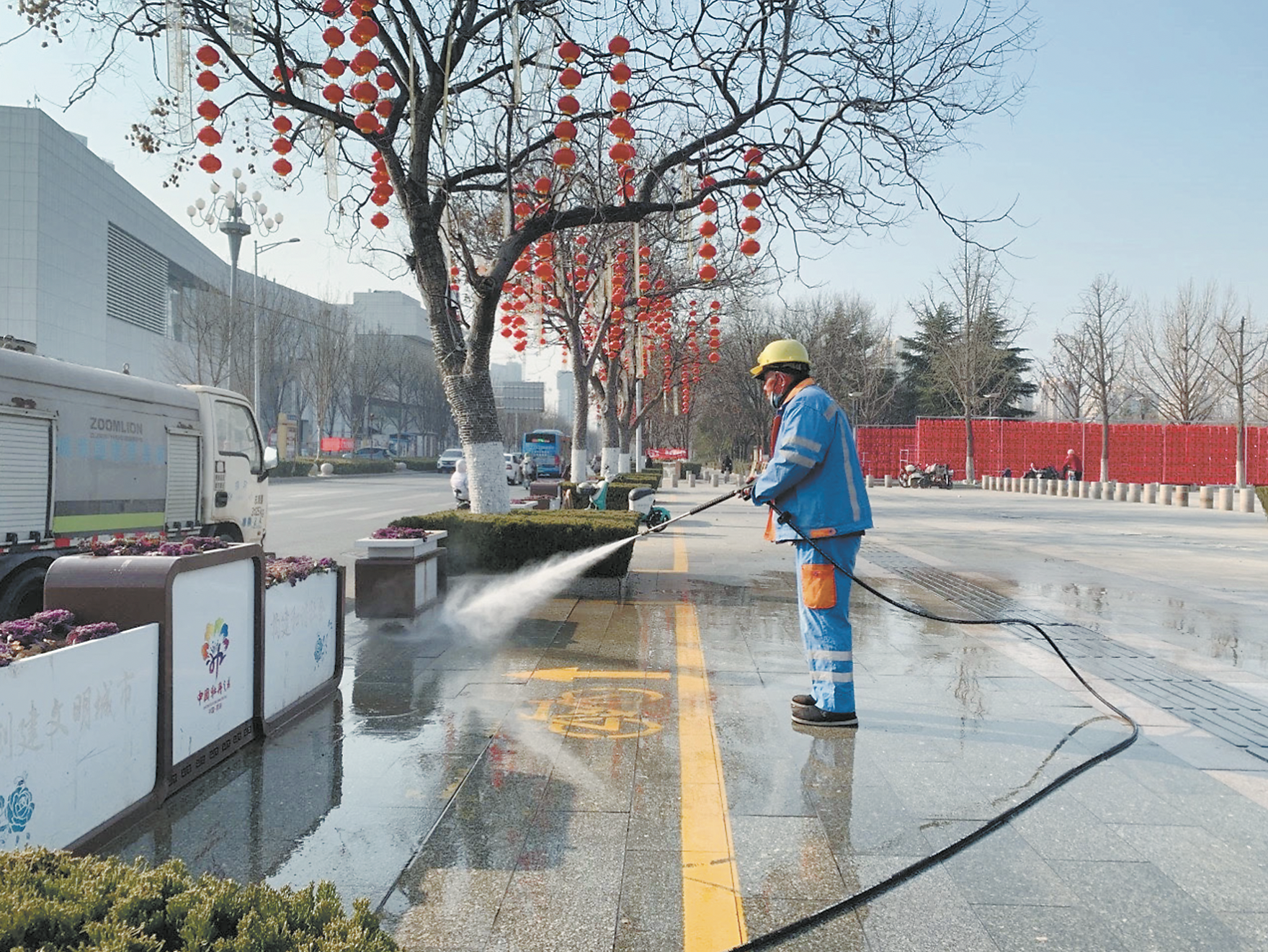 他們堅守崗位，讓市民“凈”享佳節(jié)
