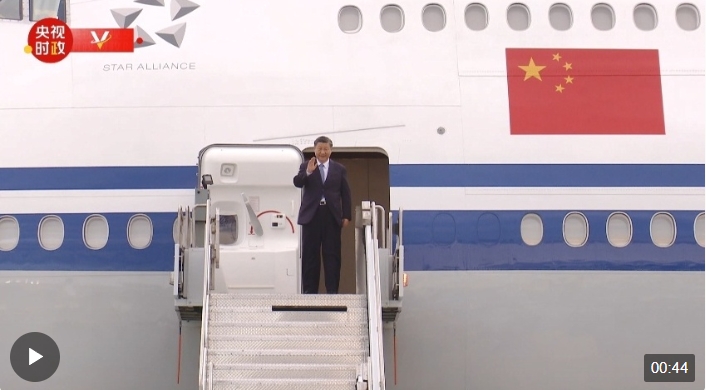 習(xí)近平步出艙門 美方多位高級(jí)官員在機(jī)場迎接