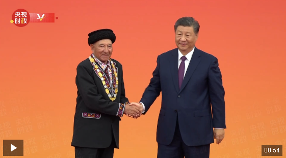 獨(dú)家視頻丨習(xí)近平向巴依卡·凱力迪別克頒授“人民衛(wèi)士”國(guó)家榮譽(yù)