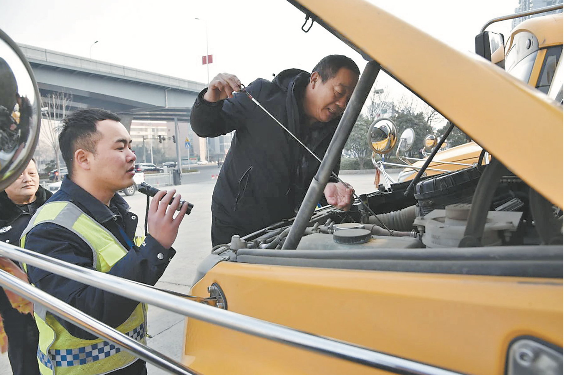 校車(chē)“大檢查” 擰緊開(kāi)學(xué)“安全閥”