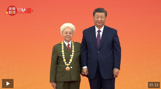 獨(dú)家視頻丨習(xí)近平向田華頒授“人民藝術(shù)家”國(guó)家榮譽(yù)稱(chēng)號(hào)獎(jiǎng)?wù)?></div>
            <p>獨(dú)家視頻丨習(xí)近平向田華頒授“人民藝術(shù)家”國(guó)家榮譽(yù)稱(chēng)號(hào)獎(jiǎng)?wù)?/p>
            </a> </li>
                  </ul>
      </div>
      <div   id=