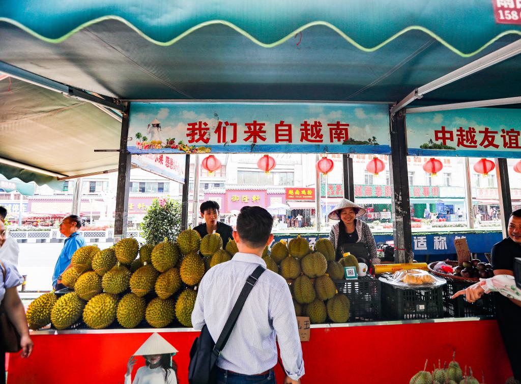元首外交·心相近丨帶好貨、坐輕軌、通海關(guān)，感受中越經(jīng)貿(mào)合作的