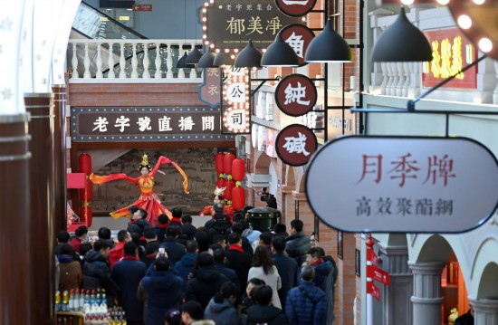 顧客在天津老字號集合店內(nèi)觀看演出。新華社記者 趙子碩 攝