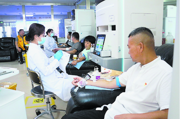 獻(xiàn)血3800毫升，他們用這種方式過“八一”