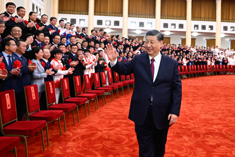 2022年4月8日，北京冬奧會、冬殘奧會總結(jié)表彰大會在北京人民大會堂隆重舉行。會前，習(xí)近平等會見北京冬奧會、冬殘奧會突出貢獻(xiàn)集體代表、突出貢獻(xiàn)個(gè)人和中國體育代表團(tuán)成員。