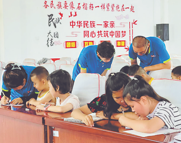 這個(gè)暑假，他們奔赴基層奉獻(xiàn)青春力量