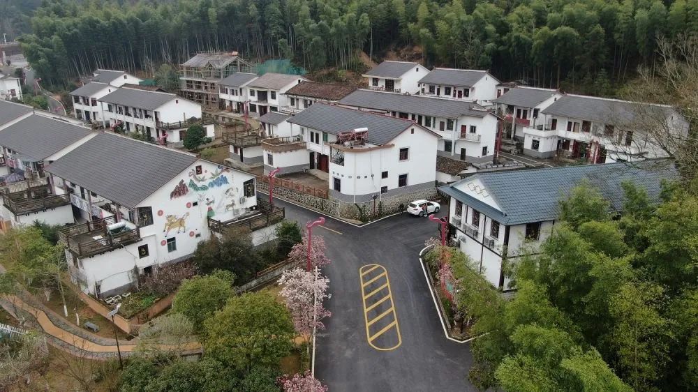 “高速公路通到你們那里了吧？”