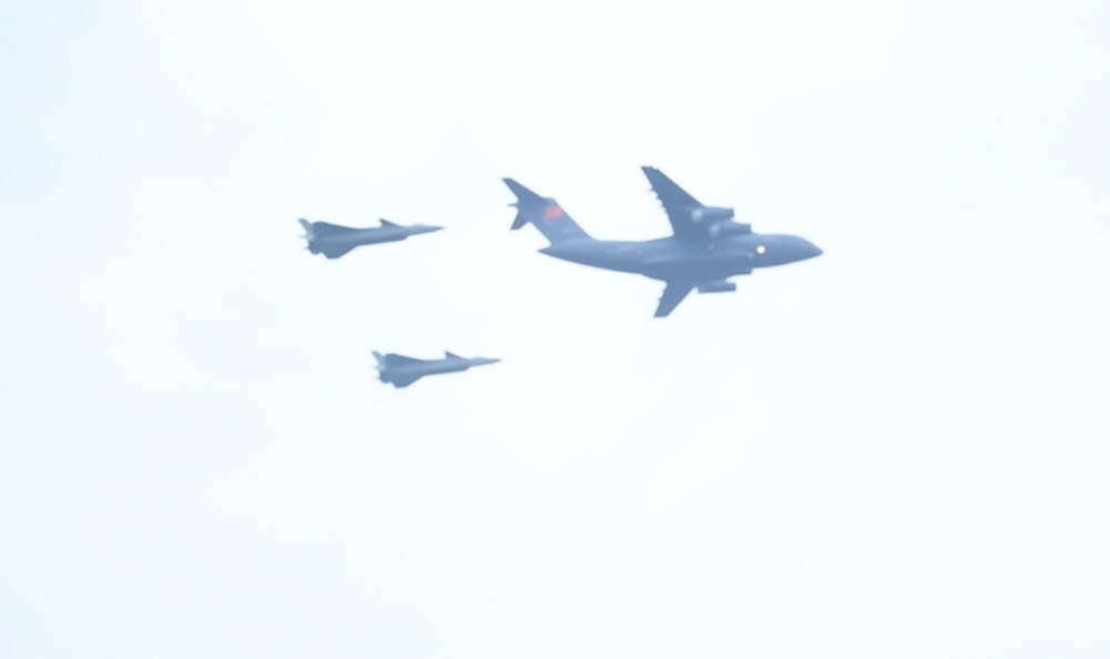2022年9月16日，空軍運(yùn)—20和殲—20“雙20”首次同框列陣接迎英烈。人民網(wǎng)記者 邱宇哲攝