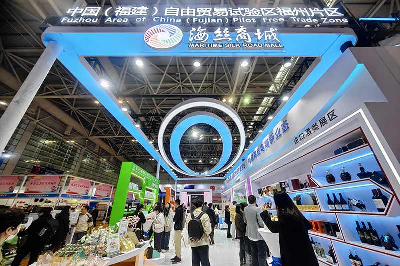 2024年3月18日，第四屆中國跨境電商交易會在福建福州開幕。展會聚焦“鏈接跨境全流域 共建電商新生態(tài)”，集聚全國80余個外貿產業(yè)帶的上千家供應鏈企業(yè)。