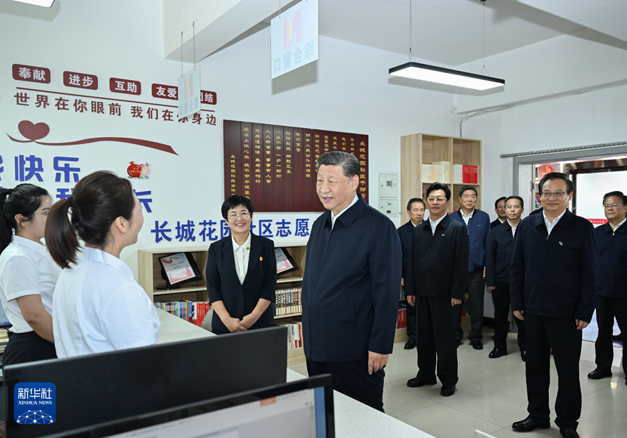 2024年6月19日下午，習近平在寧夏銀川市金鳳區(qū)長城花園社區(qū)黨群服務中心便民服務廳了解社區(qū)開展便民惠民服務等情況。新華社記者 謝環(huán)馳 攝