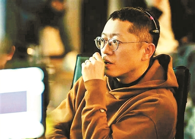 《熱搜》導(dǎo)演早起第一件事是刷“熱搜” 忻鈺坤：炒菜中悟拍電影