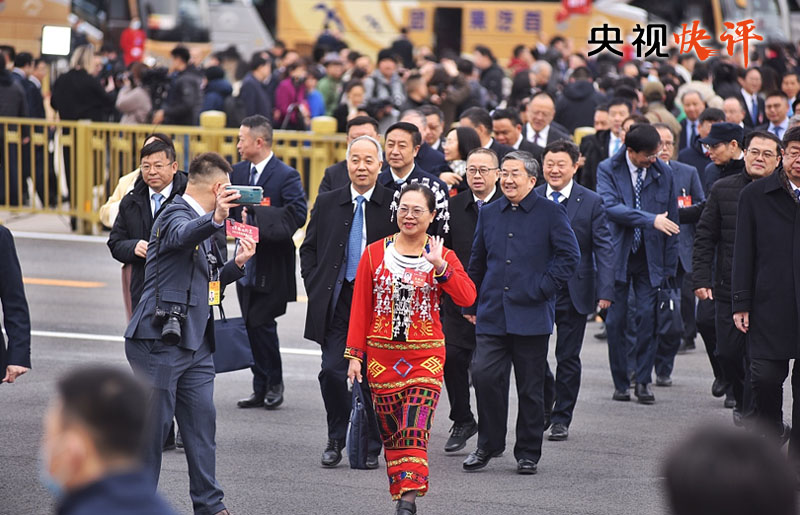 【央視快評】高舉旗幟 真抓實(shí)干 團(tuán)結(jié)奮進(jìn)——熱烈祝賀十四屆全國人大二次會議、…