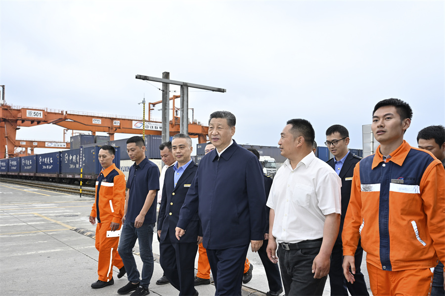 2024年4月22日至24日，中共中央總書記、國家主席、中央軍委主席習(xí)近平在重慶考察。這是22日下午，習(xí)近平在重慶國際物流樞紐園區(qū)重慶鐵路集裝箱中心站，同貨車司機、列車司機、裝卸工人、場站管理人員等親切交流。新華社記者 岳月偉 攝