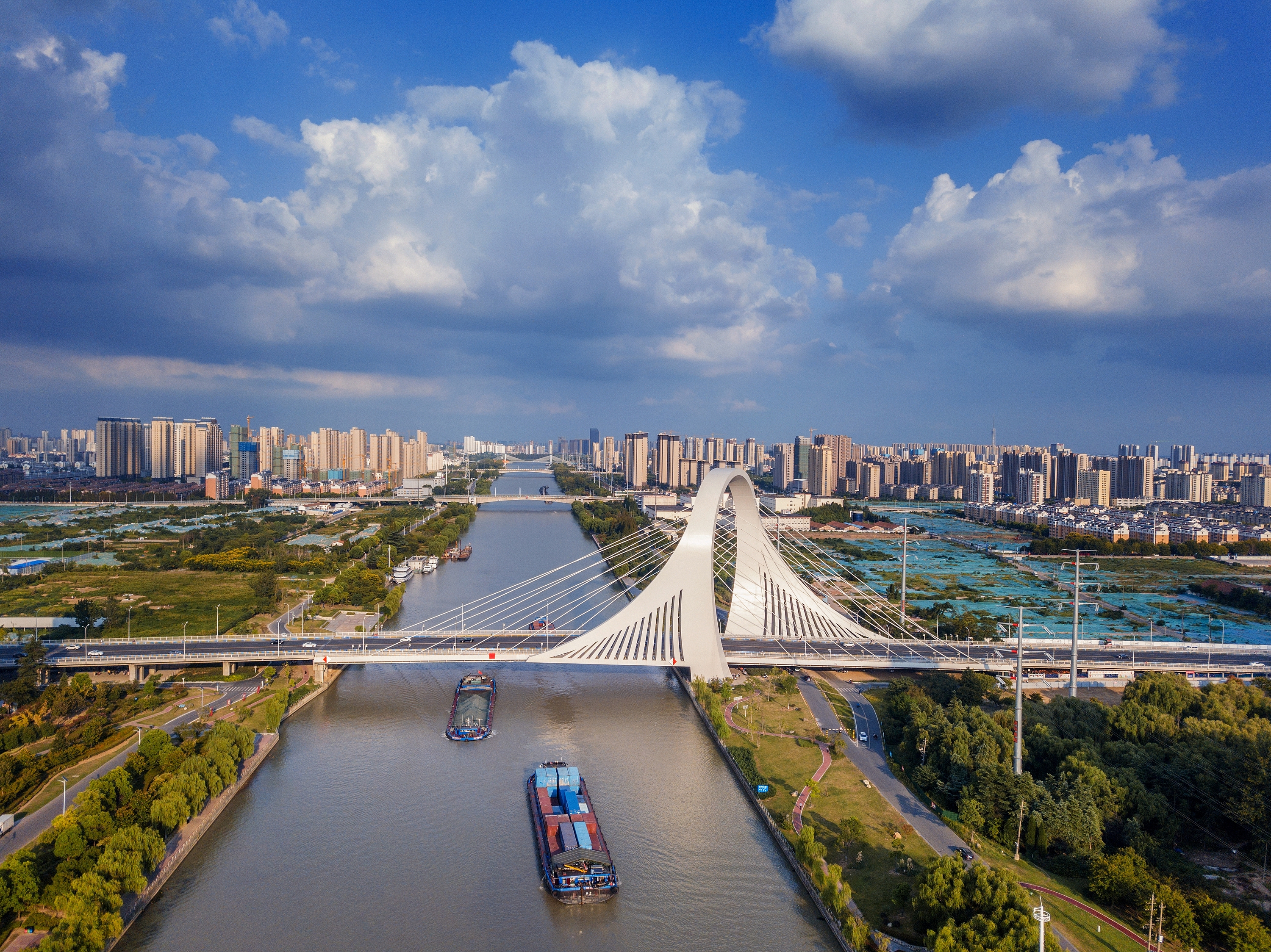 2022年9月12日，幾艘船舶行駛在江蘇淮安運(yùn)河大橋附近。