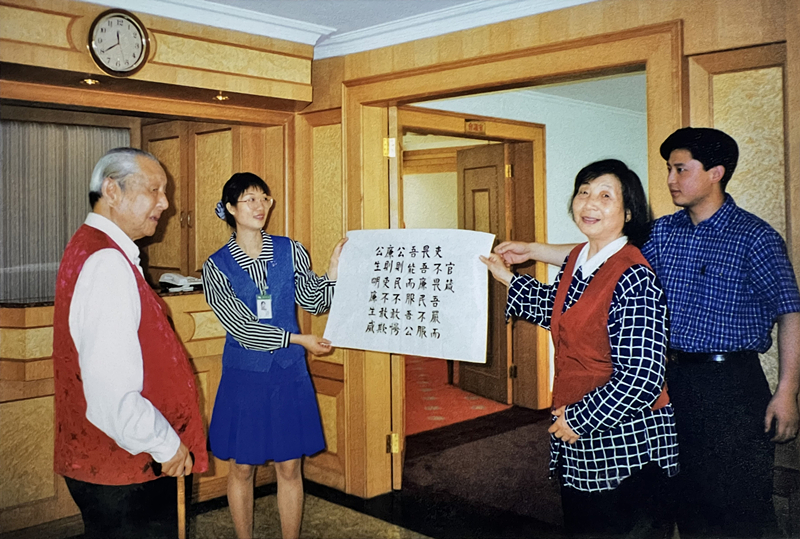 1999年3月，習(xí)仲勛欣賞齊心的書法作品《官箴》。