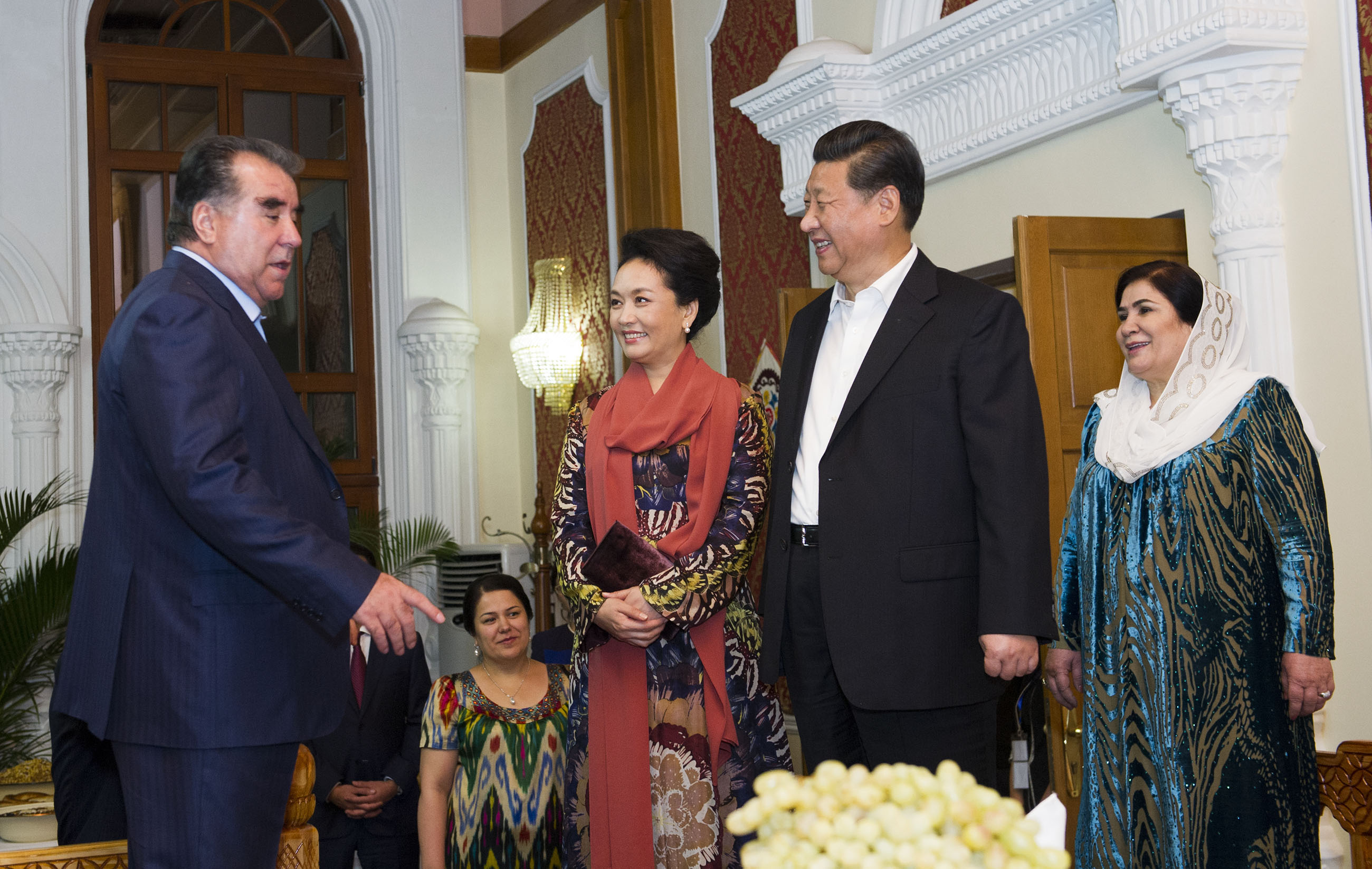 2014年9月12日，習(xí)近平主席在杜尚別出席塔吉克斯坦總統(tǒng)拉赫蒙舉行的家宴。這是習(xí)近平主席和夫人彭麗媛在拉赫蒙夫婦陪同下參觀總統(tǒng)官邸。